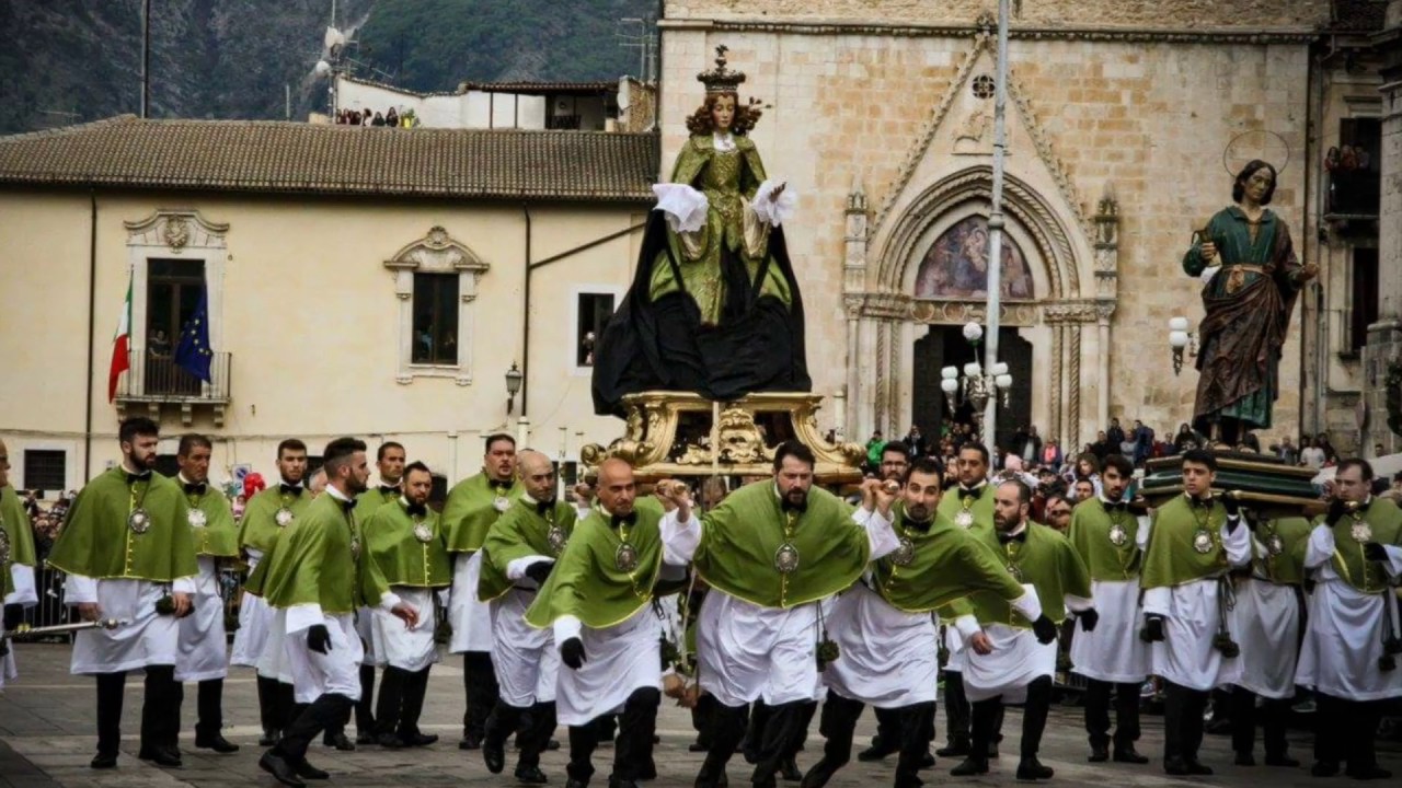 La Madonna che scappa in piazza di Sulmona (AQ)